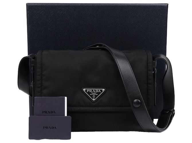 Prada Bolsa de ombro acolchoada em nylon preta
