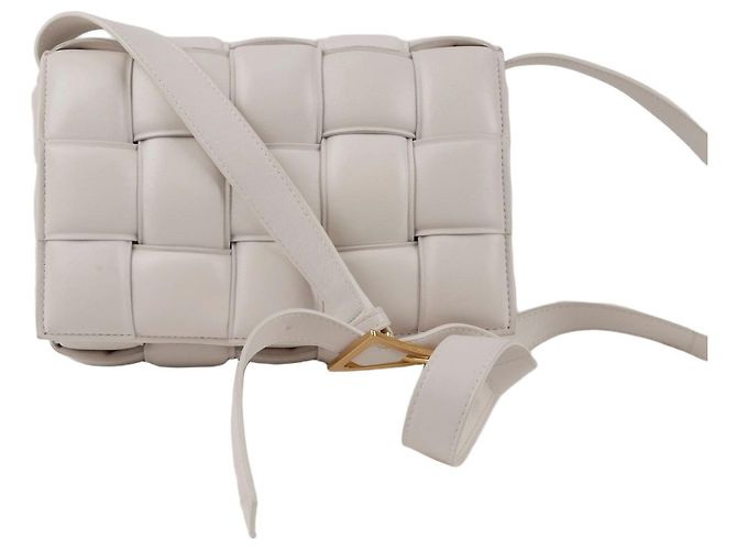Bottega Veneta Bolsa crossbody acolchoada com fivela dourada