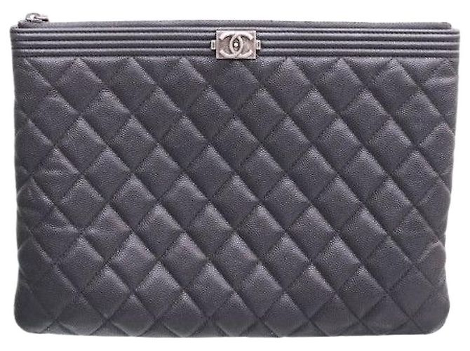 Chanel Clutch Boy Medium Negra