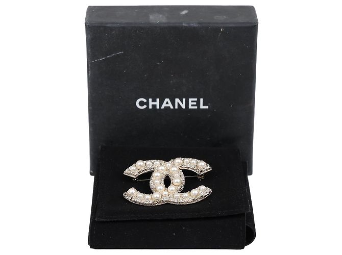 Chanel Logo Perlenbrosche Weiß