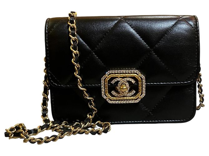 Chanel Clutch de aba 2021 em couro de bezerro acolchoado e strass com corrente