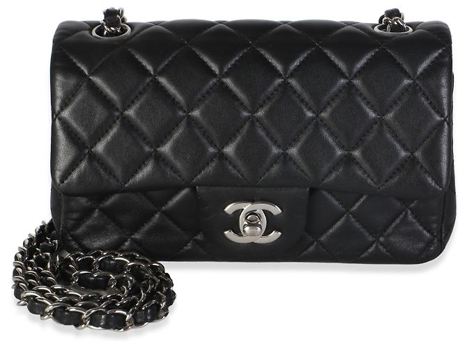 Mini Bolsa Retangular com Aba Chanel em Pele de Cordeiro Matelassê Preta