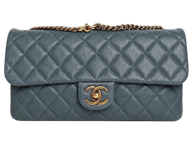 Chanel Bolsa de ombro com aba acolchoada em couro azul 2012