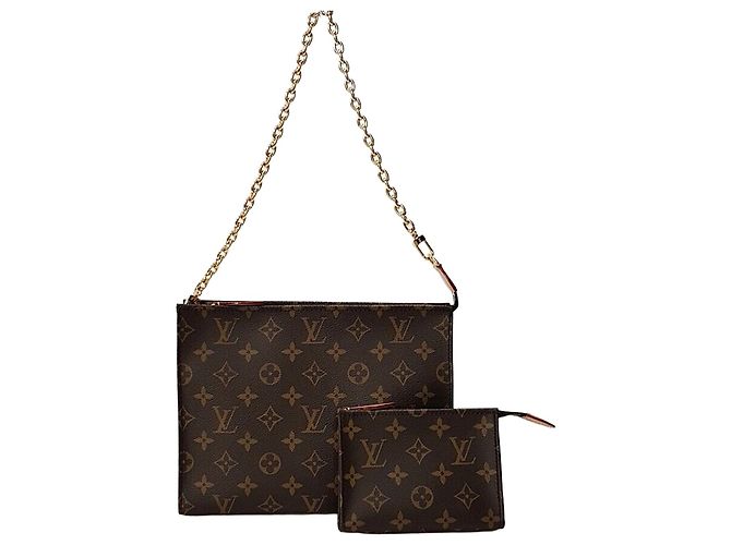 Louis Vuitton Necessaire Monogram com corrente