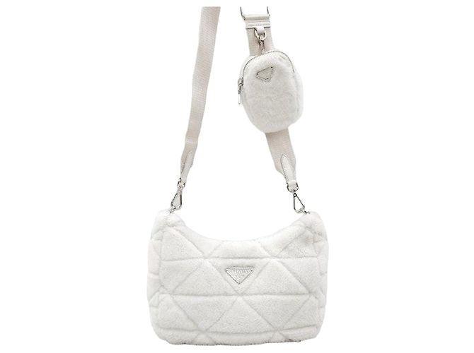 Prada Borsa a tracolla e spalla in shearling bianco con logo Triangle