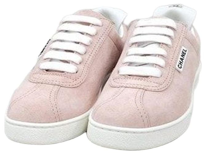 Chanel Baskets en daim rose avec logo