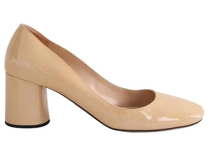 Tacones Prada de charol beige