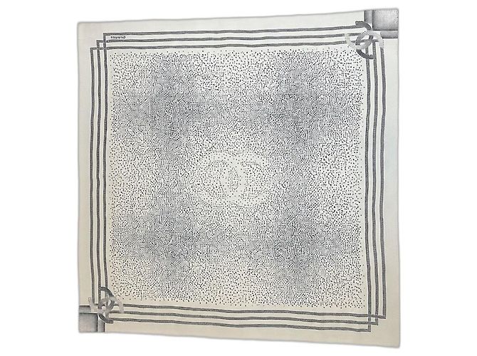 Lenço Chanel de bolinhas écru