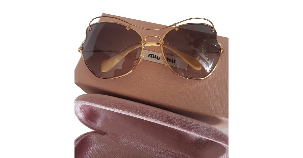 Очки Миу Миу солнцезащитные. Солнечные очки Miu Miu. Miu Miu очки леопардовые. Очки Миу Миу кошачий глаз.