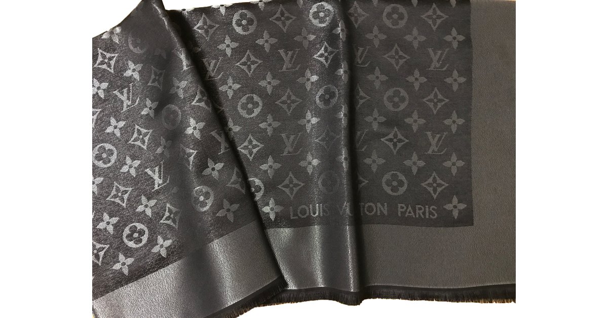 Louis Vuitton Classical Monogram Black Silver Shine Scarf Silk ref.47295 -  Joli Closet