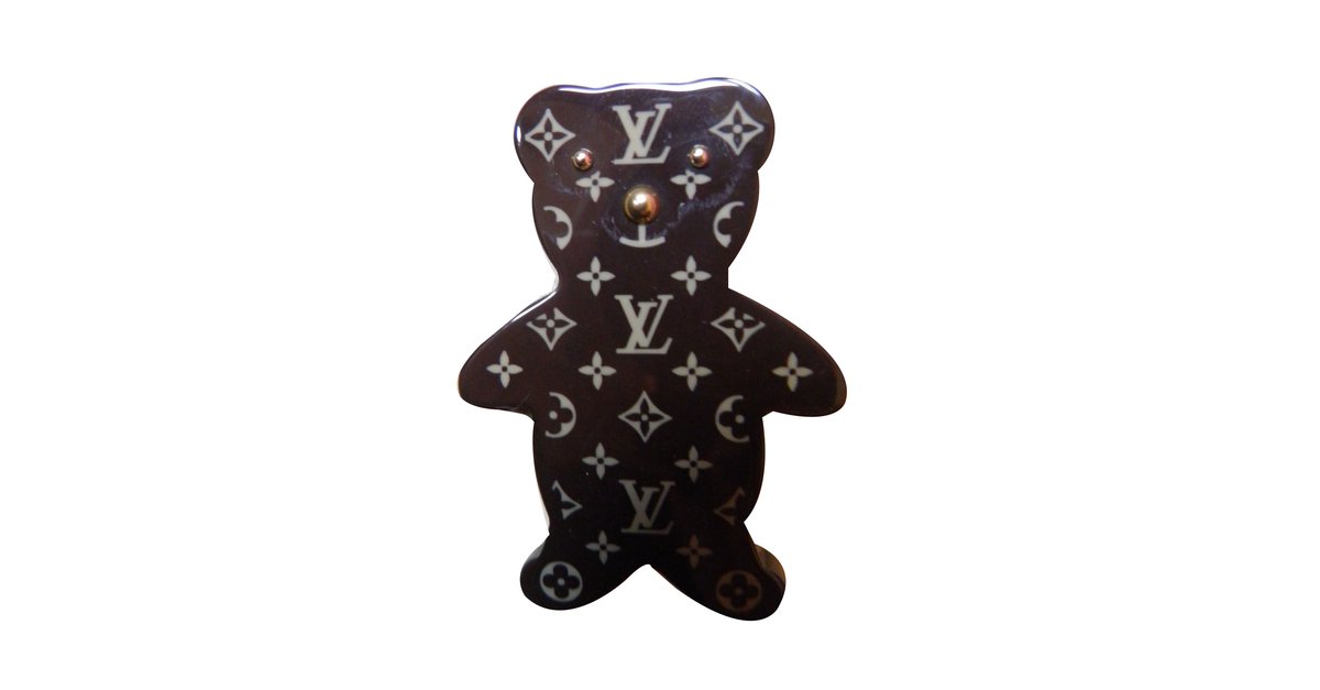 LOUIS VUITTON. BROCHE en résine figurant un ourson à décors de damier  chocolat noir et café au lait.