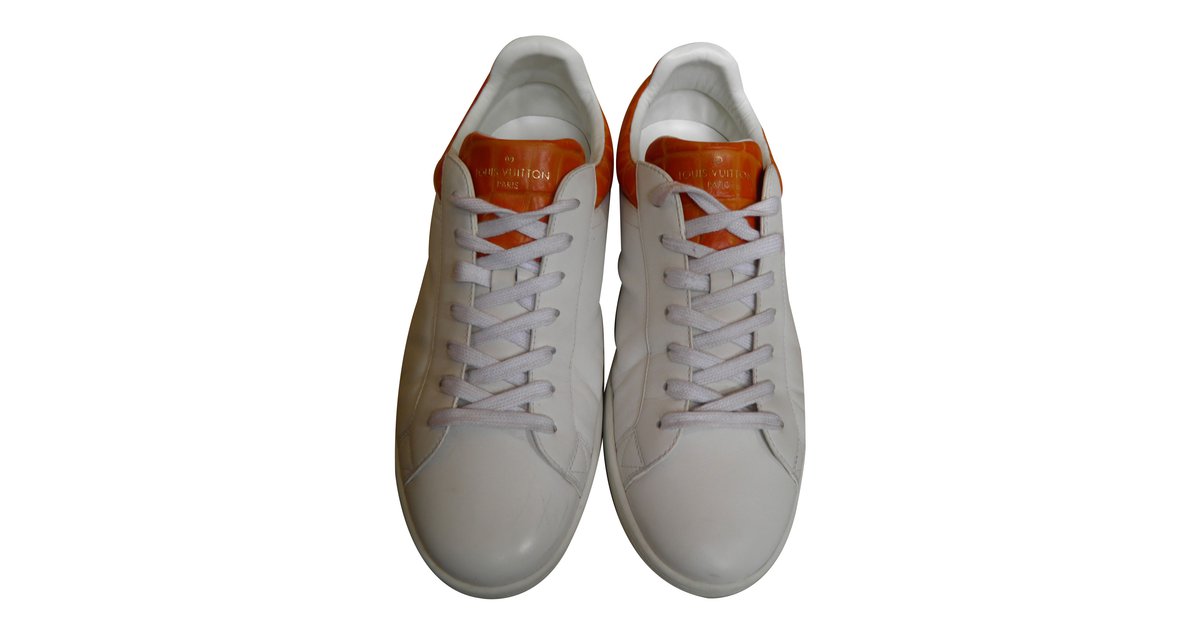 LOUIS VUITTON Paire de baskets / sneakers en cuir blanc …