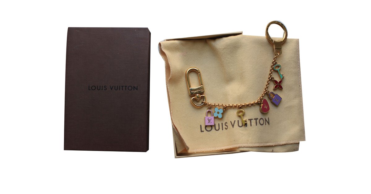 Bag charm Louis Vuitton Pink in Metal - 36763212
