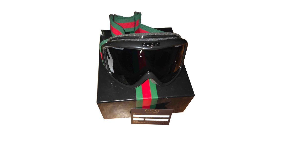 Gucci Black Frame Ski Goggles w/ Red and Green Band rt. $431 For Sale at  1stDibs