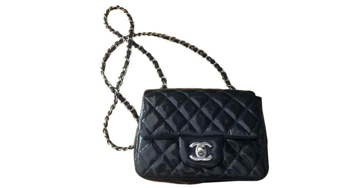 Chanel TIMELESS/CLASSIQUE LEATHER CROSSBODY BAG Navy blue Lambskin  ref.121148 - Joli Closet
