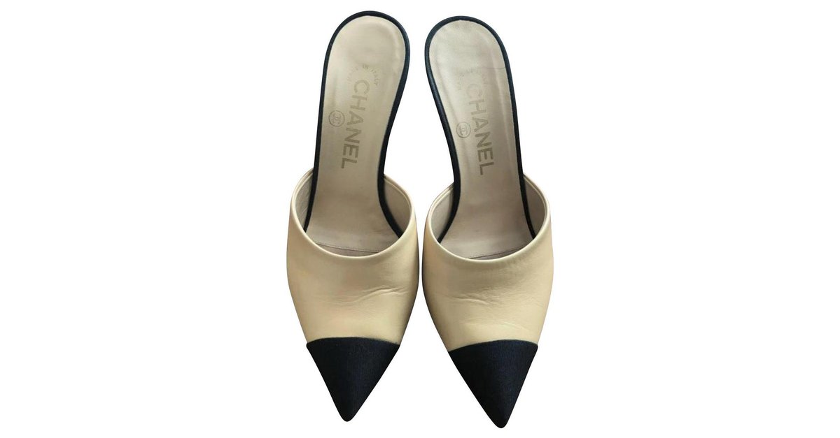 Chanel classic pearl mules heels EU35.5 Black Cream Leather ref.134378