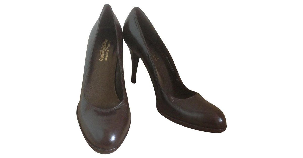 stuart weitzman brown pumps