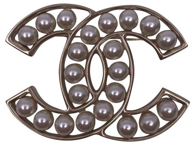 Brosche mit Chanel-Perlen 2019 Silber Metall ref.163309 - Joli Closet