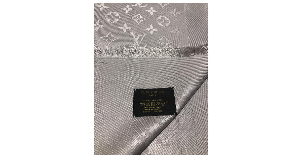 Louis Vuitton Monogramm Glanz Greige Schal Grau Seide Polyester Wolle  ref.174985 - Joli Closet