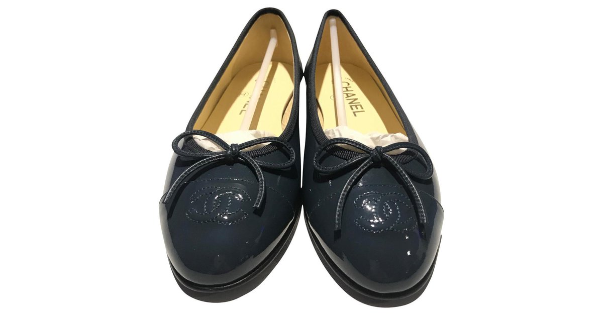 CHANEL BALLERINAS IN DARK BLUE VARNISH calf leather 37 , sold with box and  dustbag , Perfect condition , Never used Patent leather ref.169000 - Joli  Closet