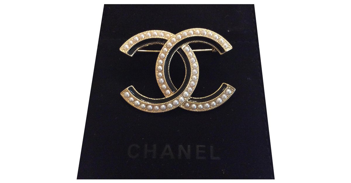 Chanel Brooch Black and Pearl Golden ref.169597 - Joli Closet