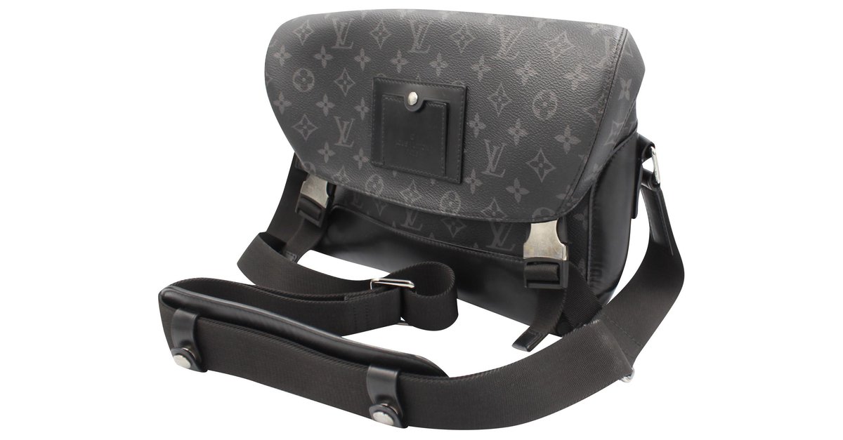 Louis Vuitton LV Sac Plat cross bag eclipse Black Leather ref.510857 - Joli  Closet