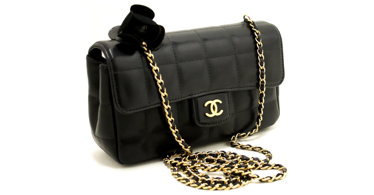 CHANEL Camellia Chocolate Bar Chain Shoulder Bag Black Quilted Leather  ref.204018