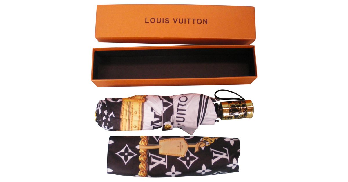 Louis Vuitton Party Gift Wrap – Fixtures Close Up
