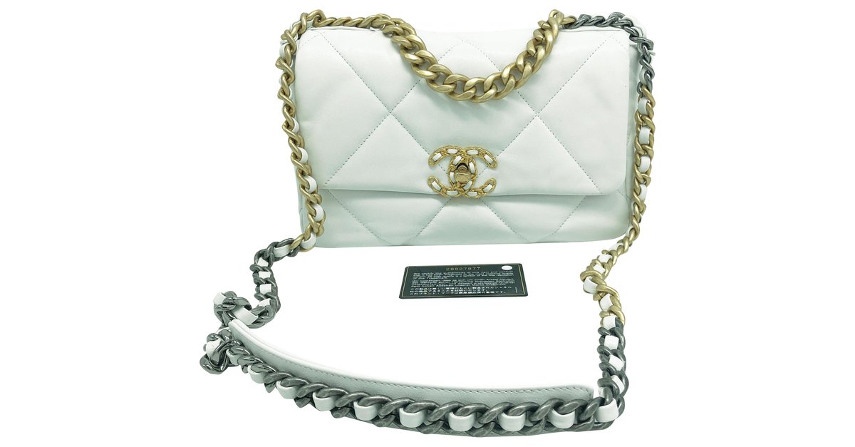 Chanel 19 White Leather ref.212847 - Joli Closet