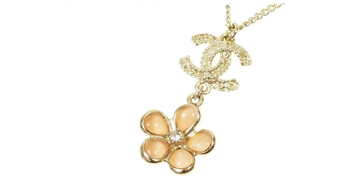 Chanel Gold CC Flower Necklace Pink Golden Metal Plastic Resin ref.224344 - Joli  Closet