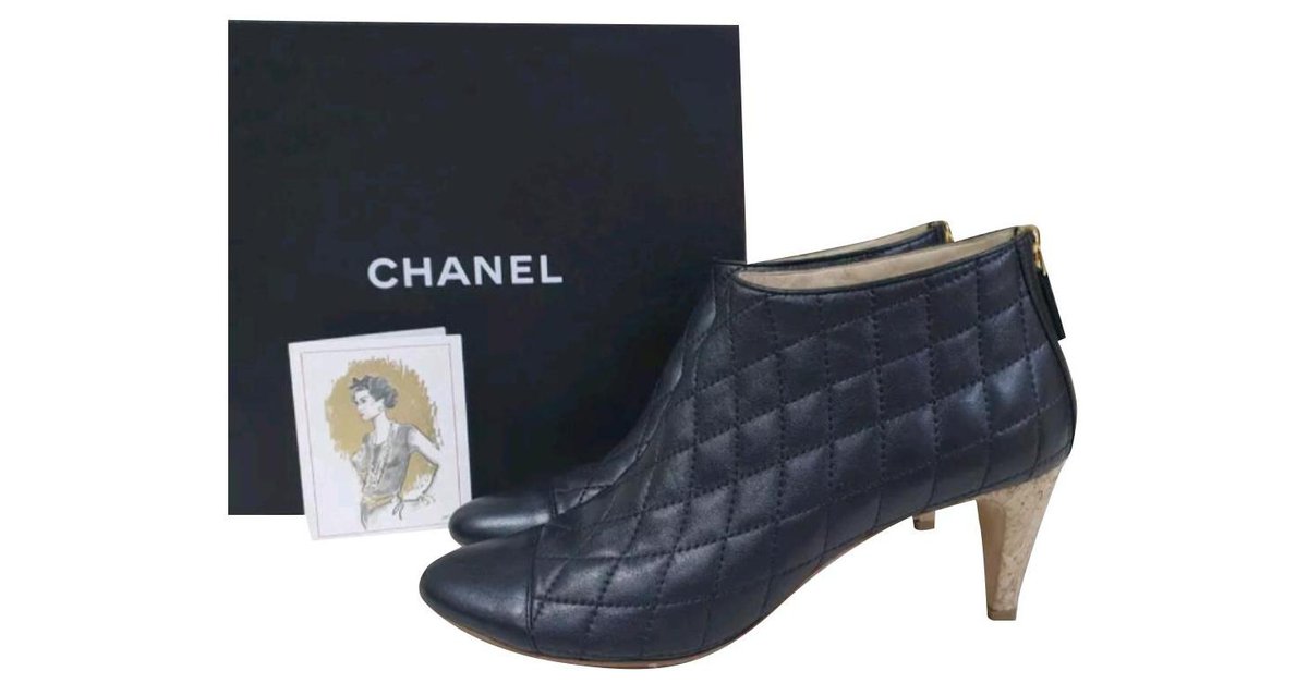 Chanel Black Leather Logo CC Ankle Boots Booties Sz. 40 ref.233917 - Joli  Closet