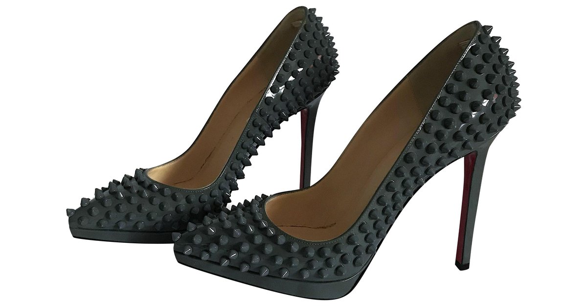 louboutin pumps spikes