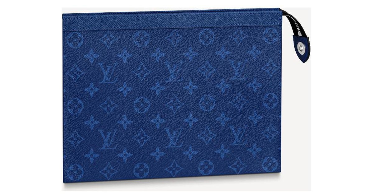 Leather clutch bag Louis Vuitton Navy in Leather - 30030573