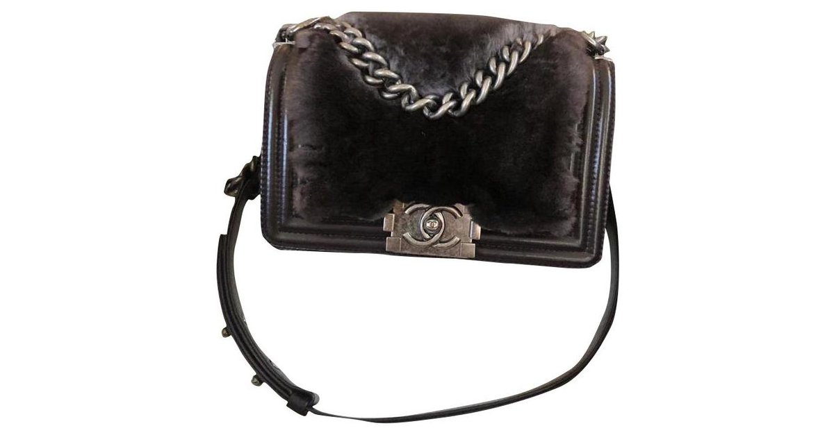 Chanel Rabbit Fur Medium Boy Bag Black Leather ref.254716 - Joli Closet