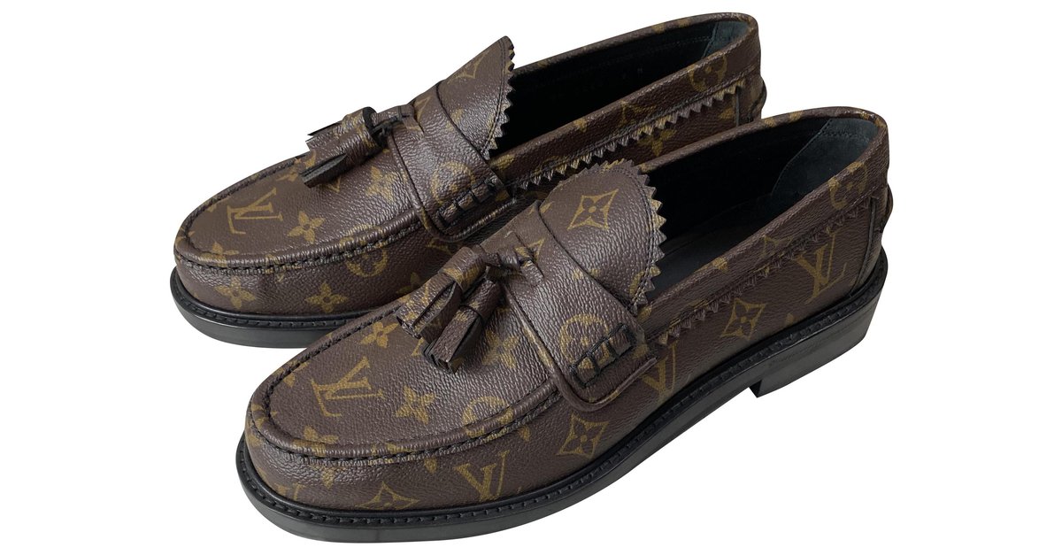 Louis Vuitton Men's Black Calfskin Montaigne Loafer Moccasin with Gold LV  Logo