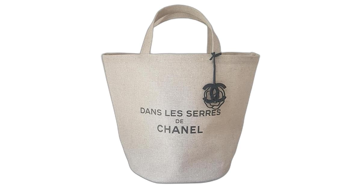 CHANEL Dans les serres de Chanel fashion show collector's bag. Beige  Cloth ref.296072