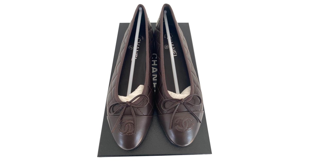 Lot 17 - Two pairs of Chanel two-tone leather ballet