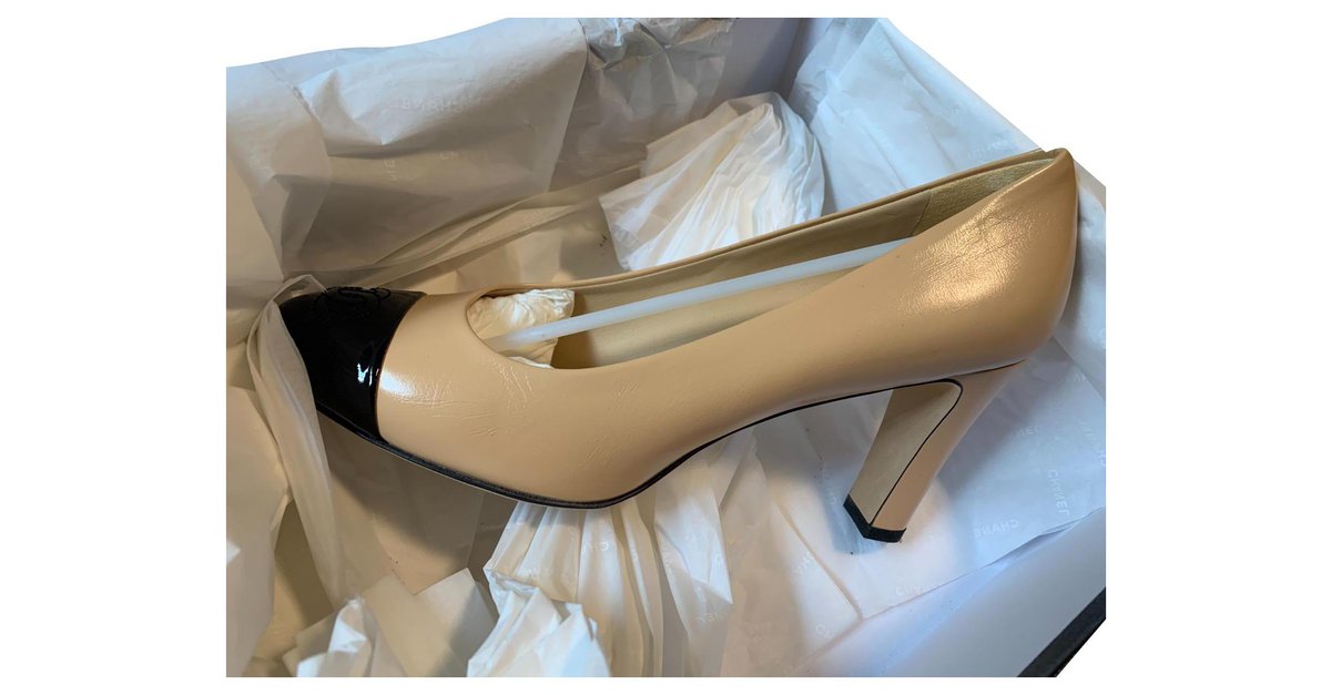 Cambon Two-tone Chanel pumps Beige Leather ref.308341