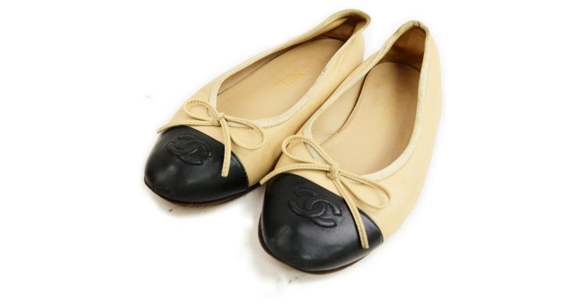 Chanel Size 36 Beige x Black CC Logo Cap Toe Ballerina Flats Leather  ref.326223 - Joli Closet