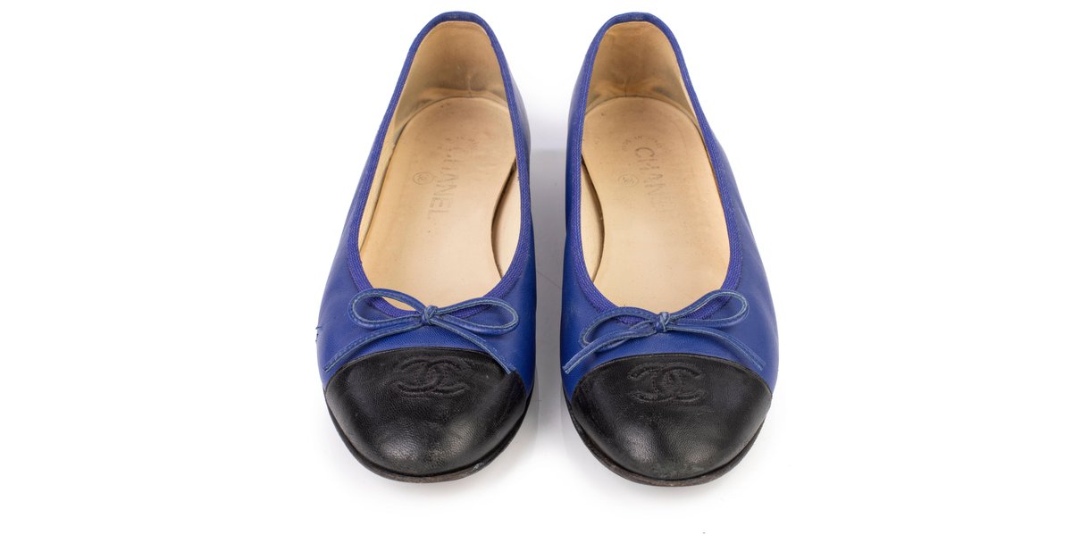 Chanel Blue/Black leather CC Cap-Toe Ballet Flats ref.327585 - Joli Closet