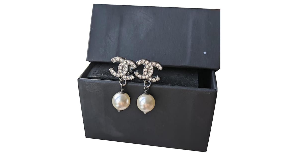 Chanel CC 16A ruthenium dangling earclips with pearls Black Metal  ref.341520 - Joli Closet