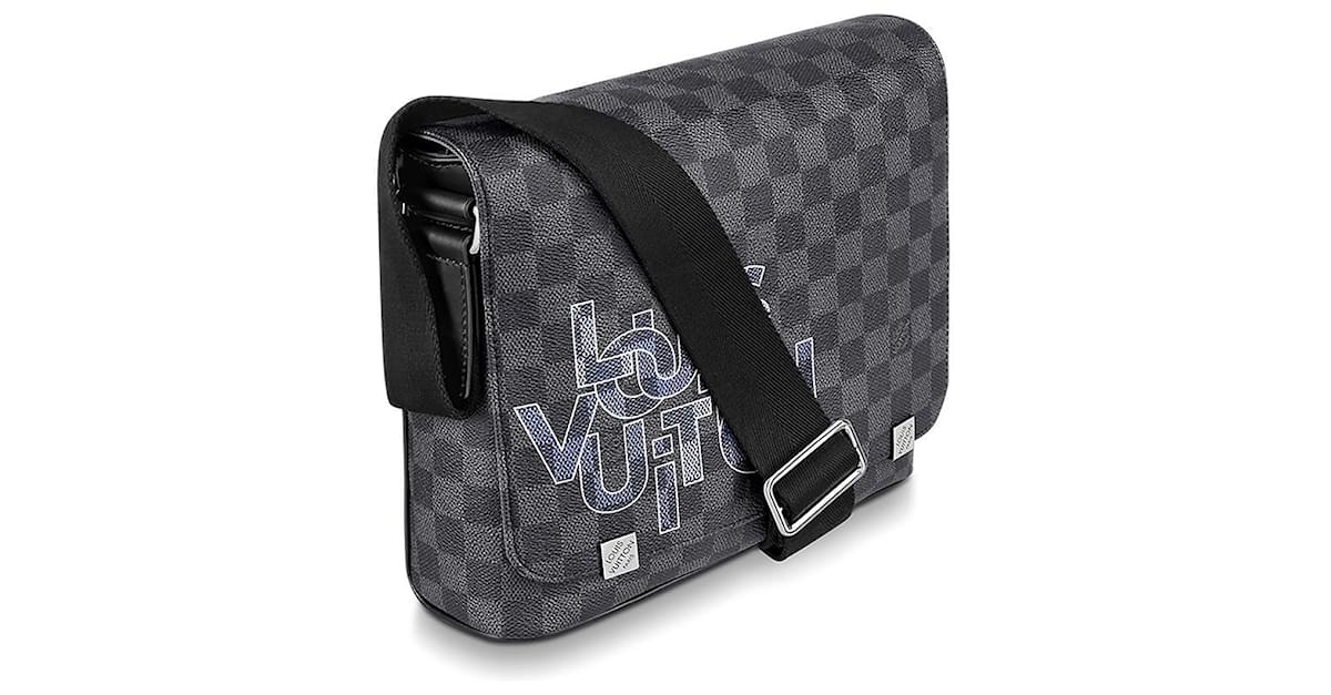 LOUIS VUITTON Damen District PM in Grau