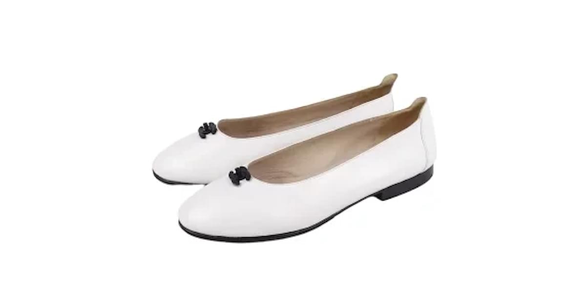 (Used) Vintage Chanel CHANEL Coco Mark Turn Lock Flat Pumps 35 1/2 Leather Shoes  Shoes Women's White Women's Shoes ref.353664 - Joli Closet