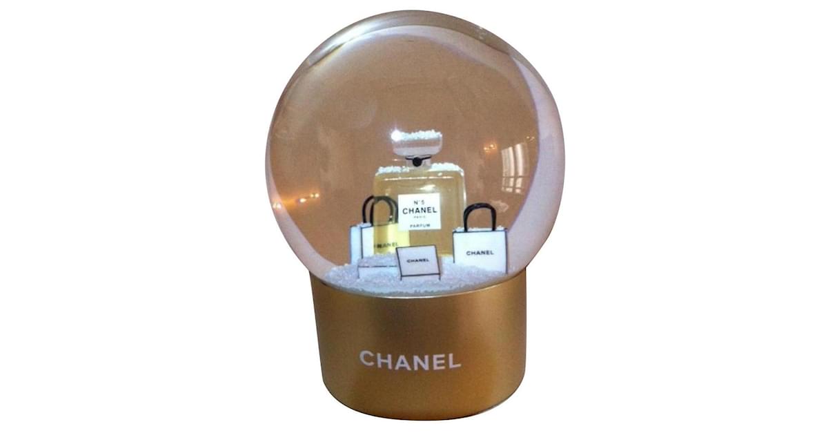 Lot - CHANEL Chanel snow globe in plexiglas