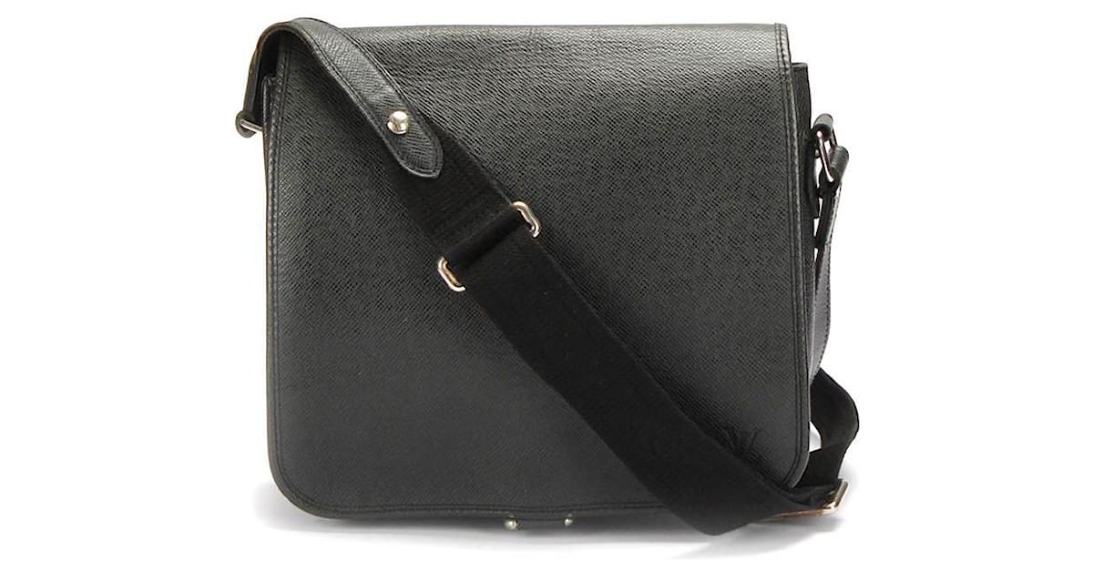 Louis Vuitton Taiga Andrei Messenger Bag Black Leather ref.361285 - Joli  Closet