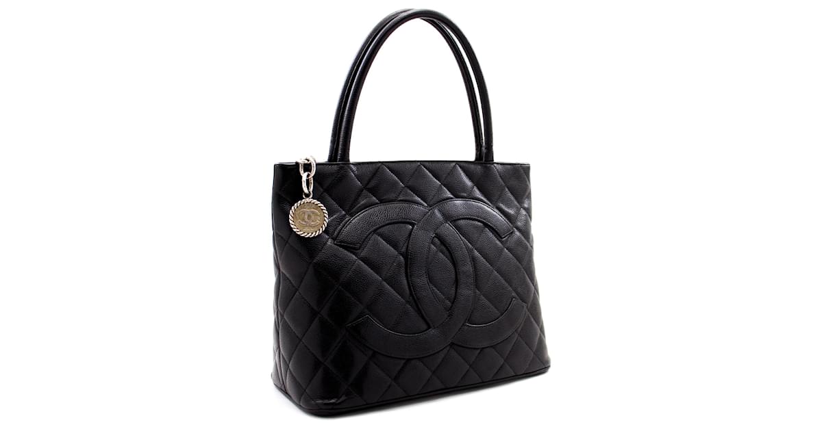 Medaillon Chanel Médaillon Black Leather ref.374885 - Joli Closet