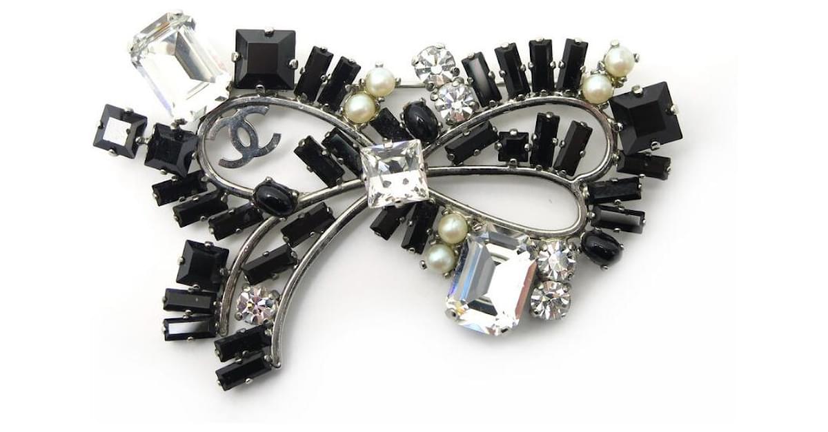 Other jewelry NEW CHANEL BOW BROOCH IN SILVER METAL AND BLACK STONES NEW  BROOCH Silvery ref.411252 - Joli Closet