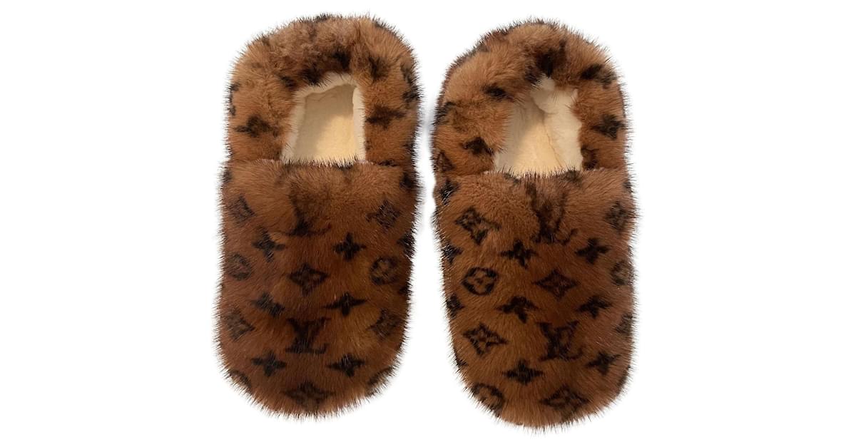 Louis Vuitton Fur slippers Beige ref.446784 - Joli Closet