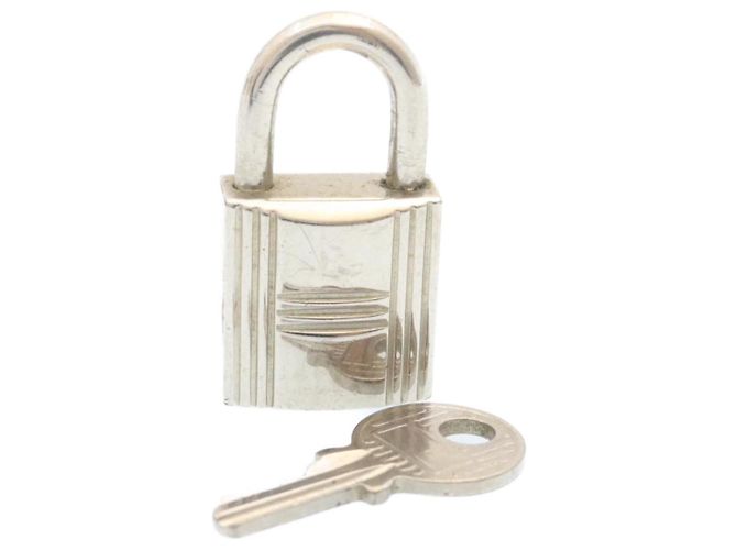 Cadenas HERMES Cadena Hippopotame 2005 Argent - Breloque Serrure Sac 35,6 G Occasion