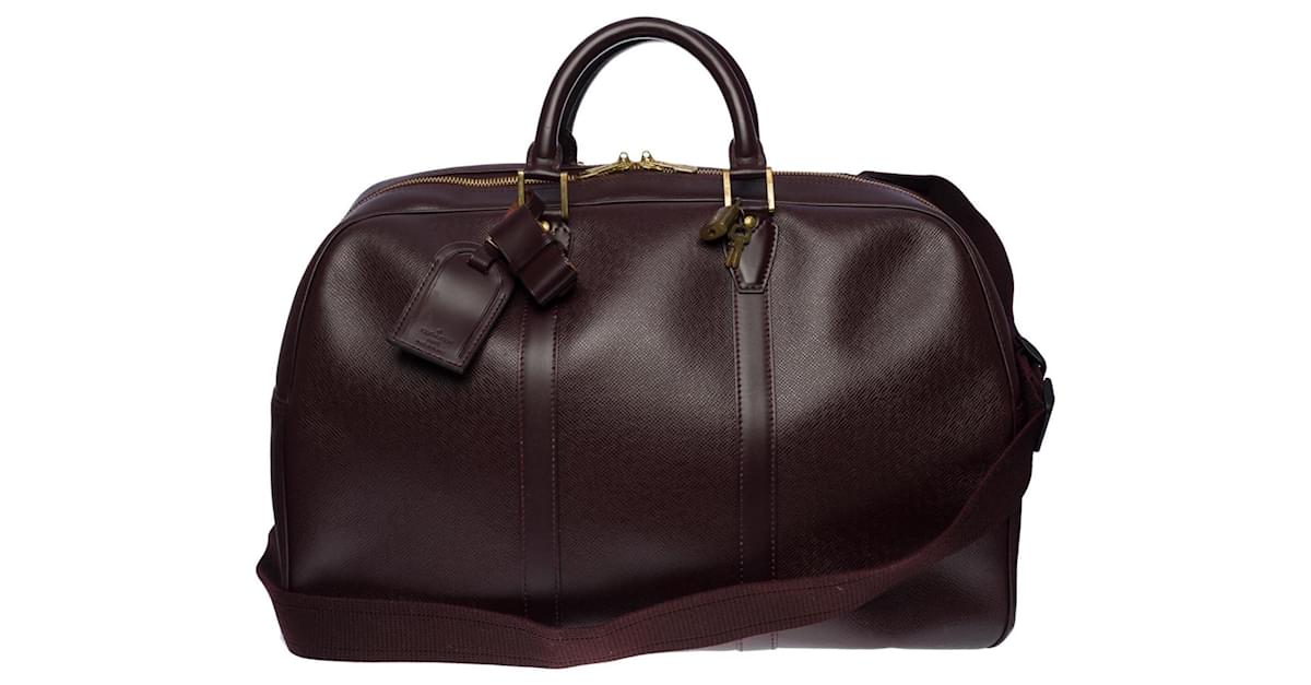 Very beautiful Louis Vuitton Kendall travel bag in burgundy taiga  leather, garniture en métal doré Dark red ref.487847 - Joli Closet